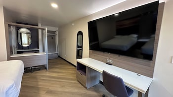2 Queen Beds with Kitchenette