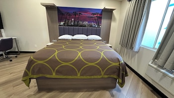 King Bed, Jetted Tub