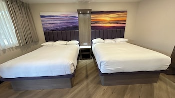 2 Queen Beds with Kitchenette