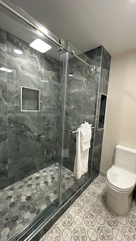 King Bed, Jetted Tub