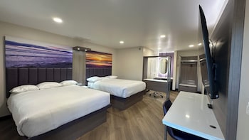 2 Queen Beds with Kitchenette