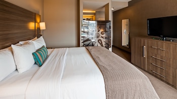 Traditional Room, 1 King Bed, Water View