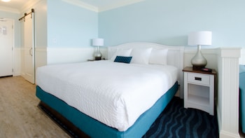 Deluxe Room, 1 King Bed, Balcony, Partial Ocean View