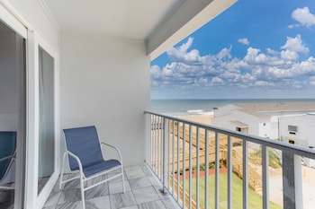 Deluxe Room, 2 Queen Beds, Partial Ocean View