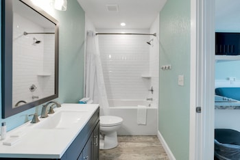 Junior Studio Suite, 1 King Bed, Kitchenette