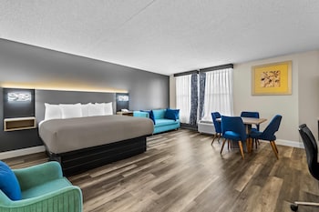 Suite, 1 King Bed with Sofa bed, Non Smoking