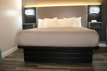 Standard Room, 1 King Bed, Non Smoking, Kitchenette