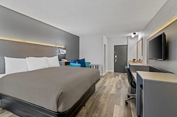 Standard Room, 1 King Bed, Non Smoking, Kitchenette