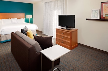 Studio, 1 King Bed with Sofa bed (Mobility/Hearing Access, Roll-In Shwr)