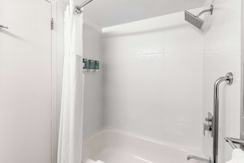 Standard Room, 1 Queen Bed, Accessible, Bathtub