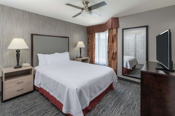 Suite, 1 Queen Bed, Accessible, Bathtub
