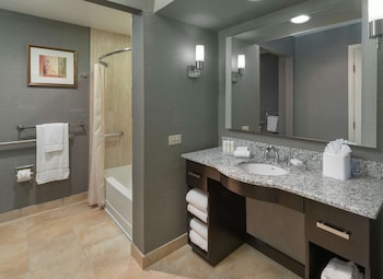Suite, 1 Queen Bed, Accessible, Bathtub