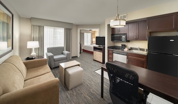 Suite, 1 Queen Bed, Accessible, Bathtub