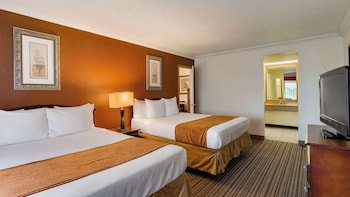 Suite, 2 Queen Beds, Non Smoking, Refrigerator & Microwave (Living Room;with Sofabed)