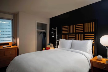 Standard Room, 1 King Bed (Mobility Accessible, Roll-in Shower)