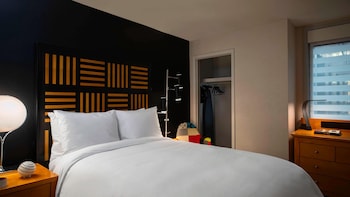 Standard Room, 1 King Bed (Mobility Accessible, Roll-in Shower)