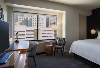 Standard Room, 1 King Bed (Mobility Accessible, Roll-in Shower)