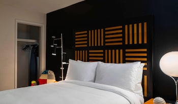 Standard Room, 1 King Bed (Mobility Accessible, Roll-in Shower)
