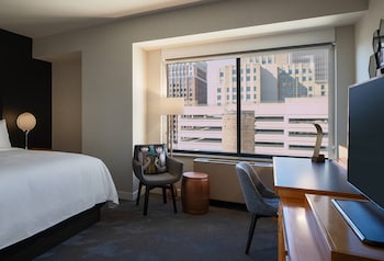 Standard Room, 1 King Bed (Mobility Accessible, Roll-in Shower)