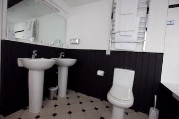 Deluxe Triple Room, Ensuite, City View (3 singles or 1Dbl + 1Sgl)