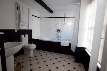 Deluxe Triple Room, Ensuite, City View (3 singles or 1Dbl + 1Sgl)
