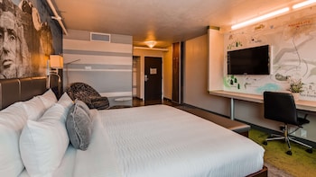 Presidential Room, 1 King Bed, Non Smoking, Refrigerator