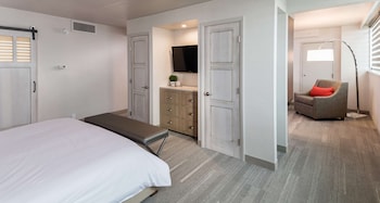 Suite, 1 King Bed, Non Smoking, Jetted Tub