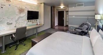 Presidential Room, 1 King Bed, Non Smoking, Refrigerator