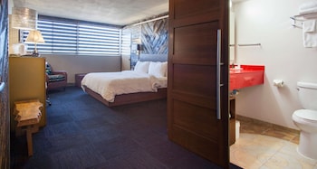 Standard Room, 1 King Bed, Non Smoking, Refrigerator