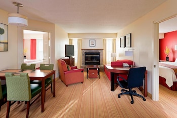 Suite, 2 Bedrooms, Fireplace (Mobility/Hearing Access, Roll-in Shwr)