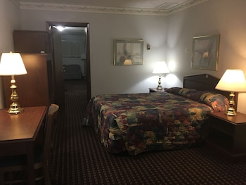 Suite, 3 Queen Beds, Smoking