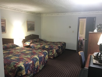 Suite, 3 Queen Beds, Smoking