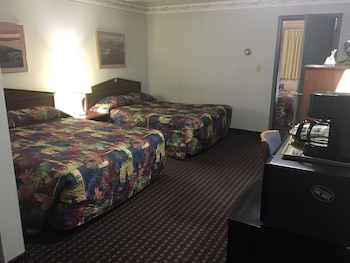 Suite, 3 Queen Beds, Smoking