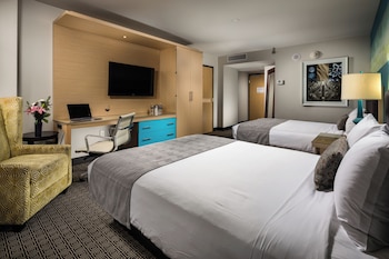 Grand Room, 2 Queen Beds (Deluxe)