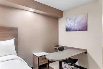 Premium Room, 1 King Bed (Upgraded Bedding & Snack, Smoke Free)