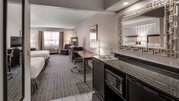 Suite, 2 Queen Beds, Accessible, Bathtub