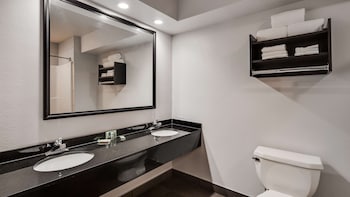 Suite, 2 Queen Beds, Accessible, Bathtub