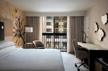 Room, 1 King Bed, Balcony (Hearing Accessible)