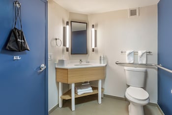 Room, 1 Queen Bed, Accessible (Hearing)