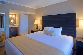 Suite, 1 King Bed, Non Smoking, Kitchenette