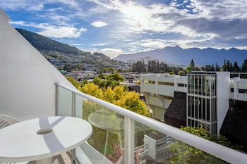 Standard Room, 1 King Bed, Balcony, Mountain View