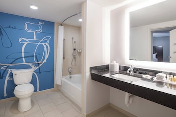 Room, 1 King Bed (Mobility/Hearing Accessible, Tub)
