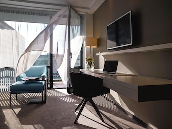 Classic Room, 1 King Bed, Balcony, Garden View