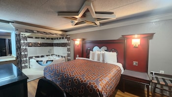 Deluxe Suite, 1 King Bed, Smoking, Hot Tub (and Spa Bath)