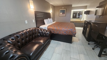 Suite, 1 King Bed, Non Smoking (Refrigerator & Microwave)