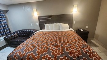 Suite, 1 King Bed, Non Smoking (Refrigerator & Microwave)