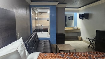 Suite, 1 King Bed, Smoking (Modern)