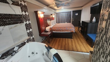 Deluxe Suite, 1 King Bed, Smoking, Hot Tub (and Spa Bath)