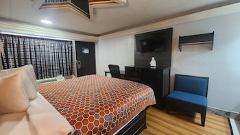 Suite, 1 King Bed, Smoking (Contemporary)