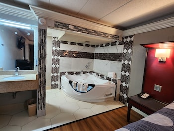 Deluxe Suite, 1 King Bed, Smoking, Hot Tub (and Spa Bath)